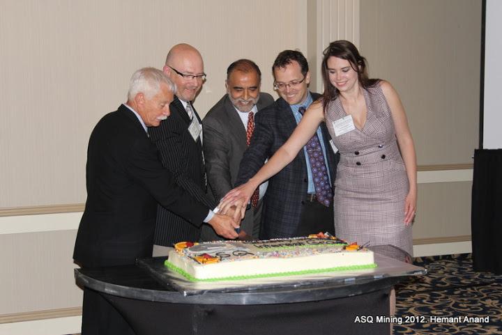 The Mining Gala cake was jointly cut by the senior dignitaries from major mining companies in North America.