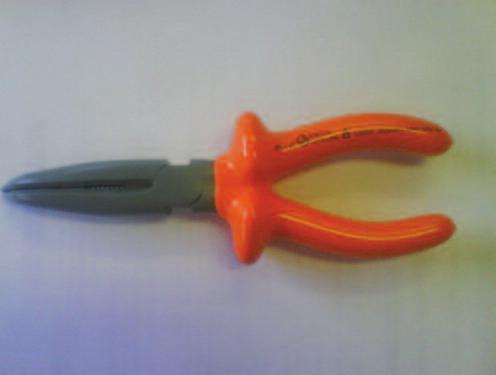 MS13E - Fully insulated half-round bent nose pliers Use : for holding, moving or bending aluminium or copper wire near small parts such as washers, wire or strip type fuses, etc.