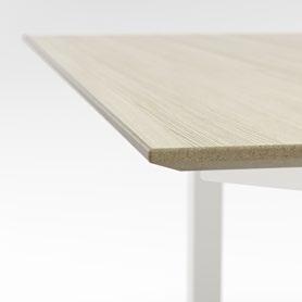 CHAMFERED EDGE A top with a chamfered edge gives the desk a light and slightly floating look.