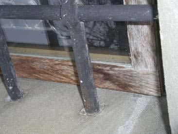 A small timber wedge had been applied under the lower lead bar, which caused a deformation of the panel. The objects are exposed to UV-Light, through a 3 mm-float glass. Around the fragments, K.