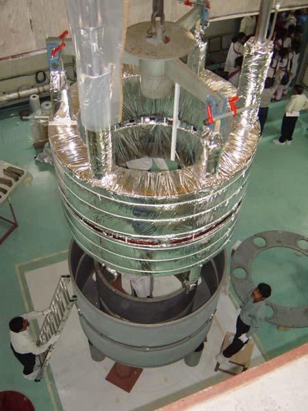 ivery System The cryogenic delivery system will supply cryogens, i.e., liquid helium and liquid nitrogen to the main magnet cryostat and the cryopanels used for evacuating the acceleration chamber.