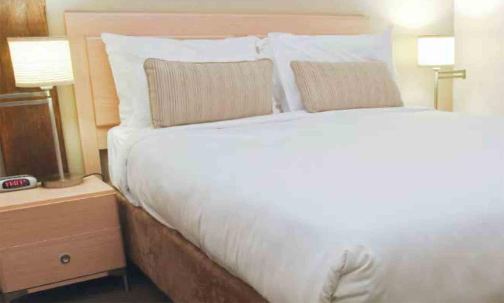 BEDDING T250 Sheets and Pillowcases Luxuriously soft, bright white linens are what your high-end customers expect.