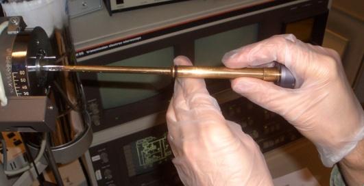 One good practise is to rest the specimen holder rod on the index finger of the left hand: Note index finger to right of o-ring.