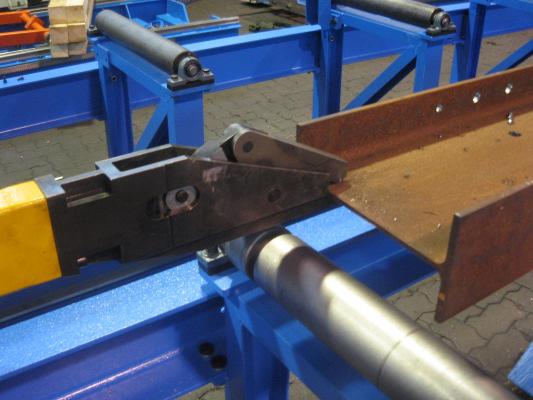 All the rollers and the supporting surfaces of the infeed table will be thermically treaded for longevity. A series of horizontal clamping will align the bars on the zero position on the table.