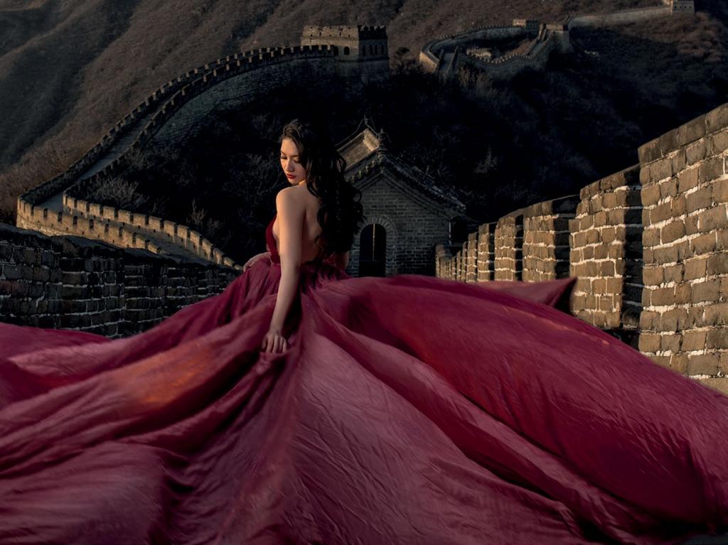 PHOTO: SAL CINCOTTA AT THE GREAT WALL WITH SOME GREAT LIGHTS Wedding photographer Sal Cincotta knows a great location when he sees one.