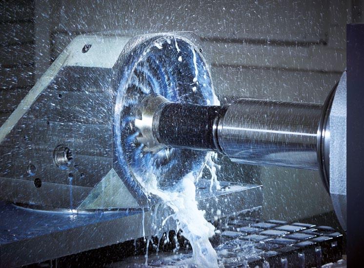 Compared to a jig boring machine, it offers greater degrees of freedom and therefore a broader range of machining applications.