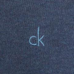 A contrasting stripe highlights the collar and the ck logo is subtly embroidered on the left chest.