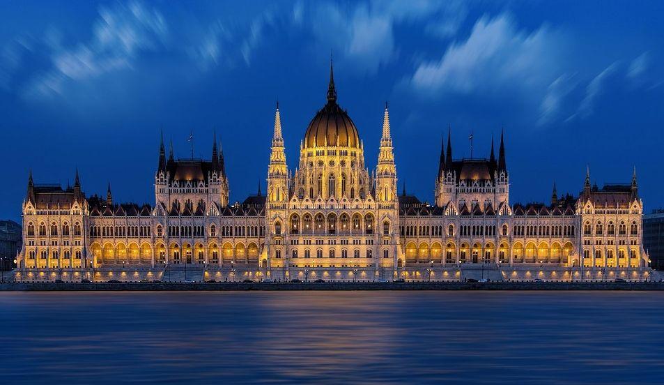 Country profile reports H Hungary Walkerssk/Pixabay.com Hungary is today a modest performer in digital transformation.