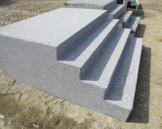 We offer a variety of styles, from standard models to prestige or custom-built steps with architectural etched details, coloured concrete and unique surface