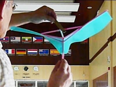 How to make the straw kite fly We recommend that please play with this kite in a big room like a school gymnasium.