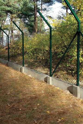 CHAIN-LINK fence We manufacture chain-link fence in the following options: Option 2/ Ø/Ø 2 * 2,/, 2,8 Height (mm) Colour Mesh size