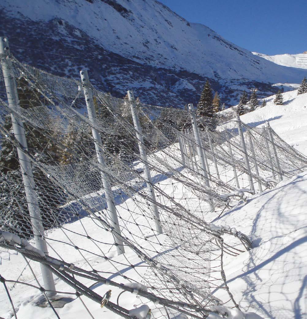 The snow exerts a pressure which must be absorbed by the nets and transmitted to the ground by means of a system of snow fence posts and anchors.