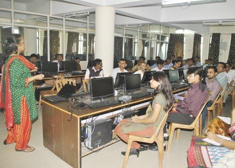 In the beginning of this workshop, Ms. Madhumita introduced participants about e-prayog.
