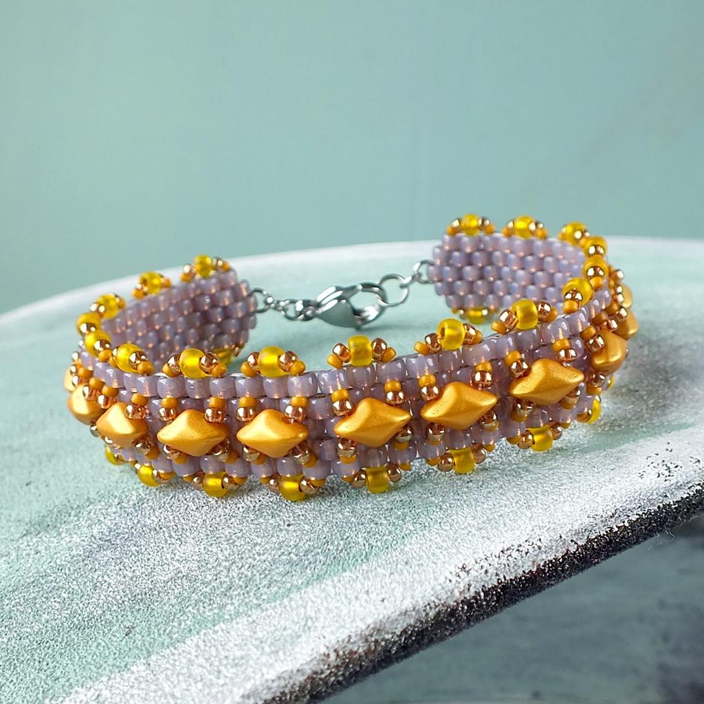 Madras Bracelet A simple peyote-stitched bracelet embellished with Matubo Gemduo beads Material (for one bracelet):