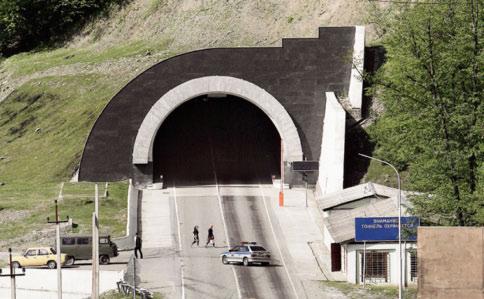 6 STRABAG Infrastructure & Safety Solutions Tunnel Radio Secure communication in the tunnel A tunnel radio system must be available to 100 % as far as possible for the communication of the emergency