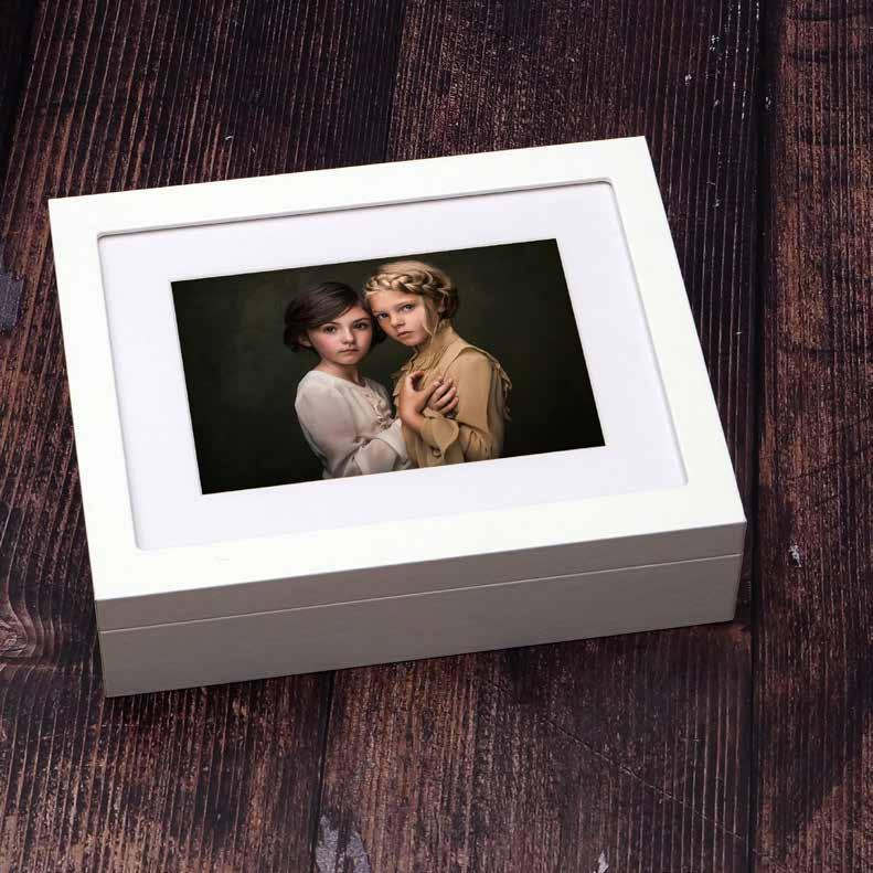 NEW Show it. Change it. Love it. The beauty of wall art combined with the functionality of a folio box. Choose your favourite image and frame it in the lid.