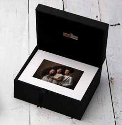 client s home Premium faux leather covered box USB stored neatly in the lid Your signature image won t tilt or fall No visible empty space DIGITAL& PRINT the perfect combination PREMIUM WINDOW