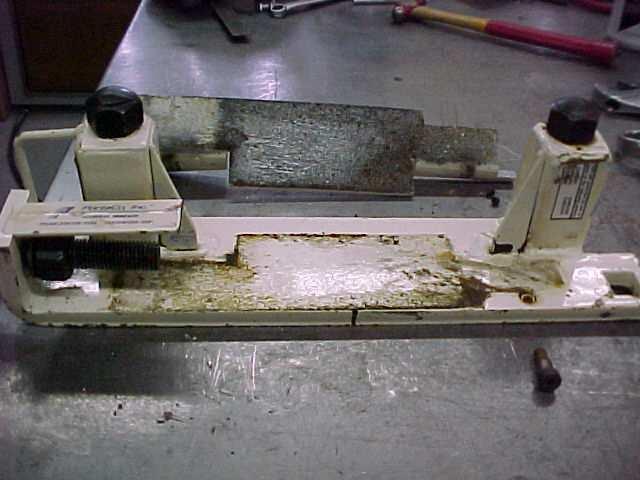 Clean the surface between the plates and apply a thin coat of lithium grease to the horizontal positioning plate. See figure 4.