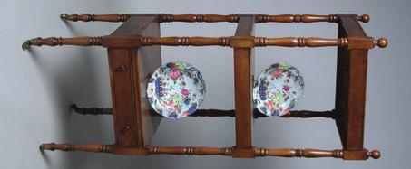 PAIR OF CHINESE EXPORT TOBACCO LEAF DISHES, 18 th Century. Diameter 9 in. 186.