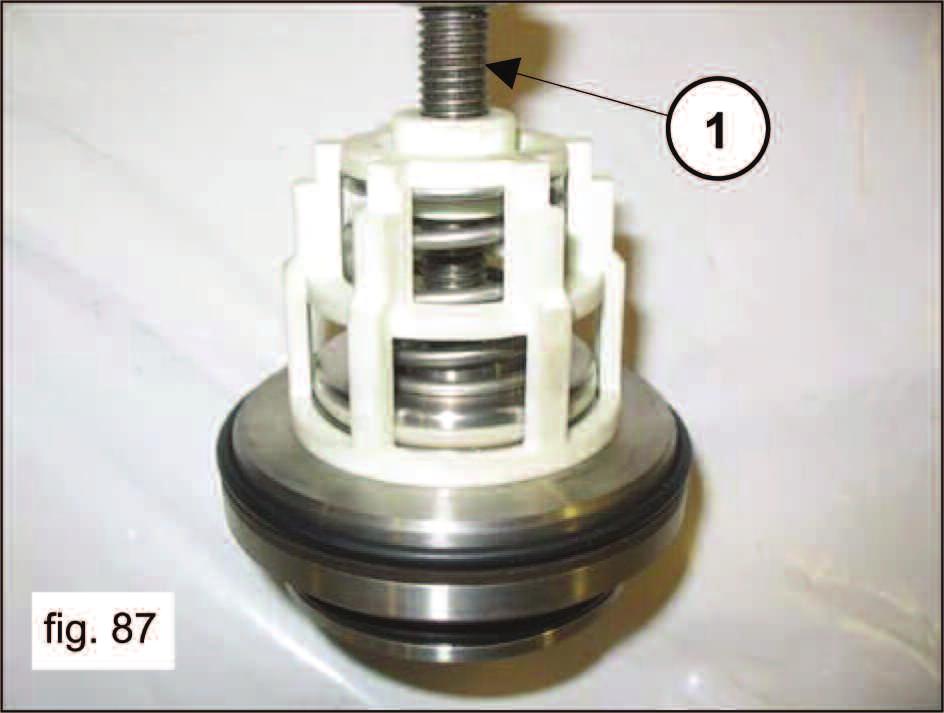 86). Disassemble the suction and delivery valve units by screwing on an M10 screw long