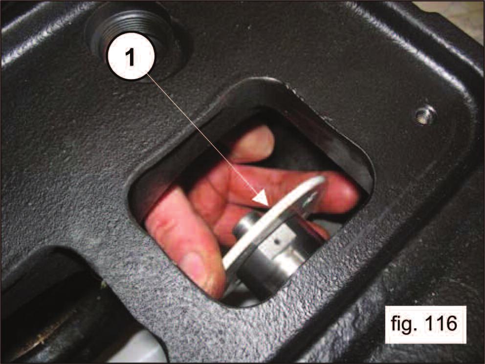 Remove the wiper rings from the plunger guides (1,