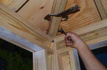 Clamp together tightly and insert a roof bolt.
