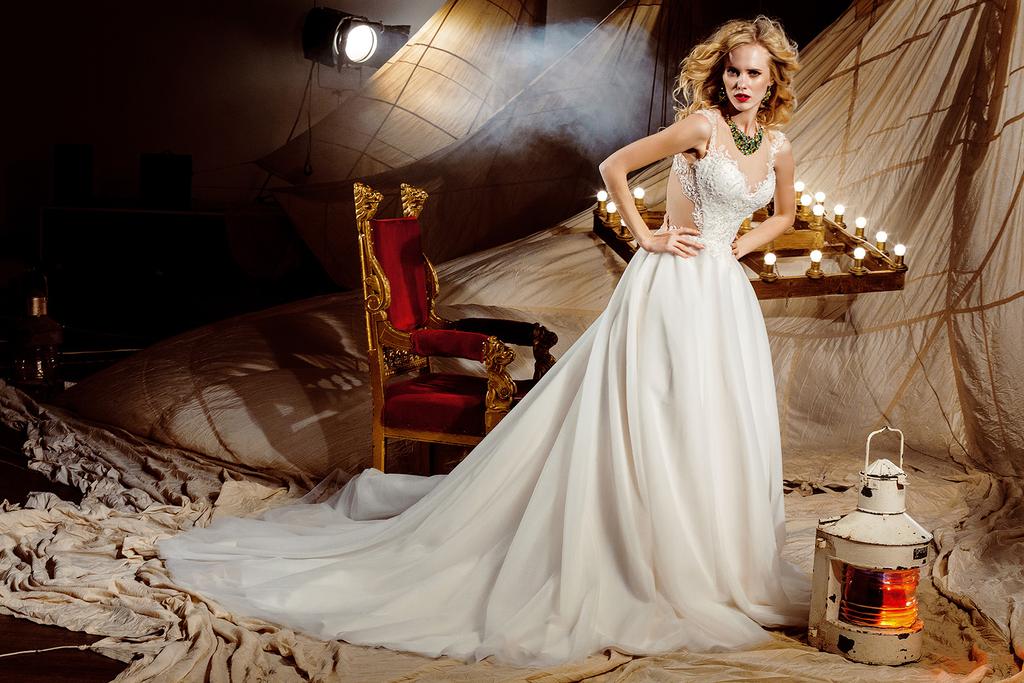Frida Wholesale price: $295 Wedding dress, in which a plurality of layers of tulle forms a fluffy skirt with a train.