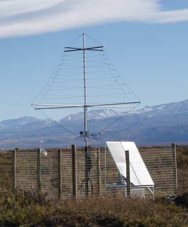 50 The Radio Detectors of the Pierre Auger Observatory Figure 5.6: A radio-detector station installed at the AERA site.