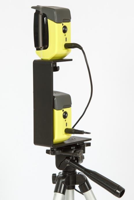 To mount the photocells, screw the C bracket onto the tripod platform, the photocells, and the reflectors, as shown in the figure (the