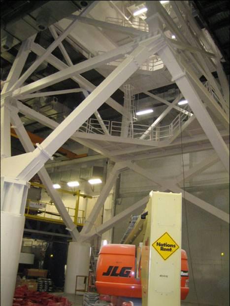 Figure 6. Left: Optical test tower at the Mirror Lab. Right: Model of the rail for the scanning pentaprism test, supported in the test tower.