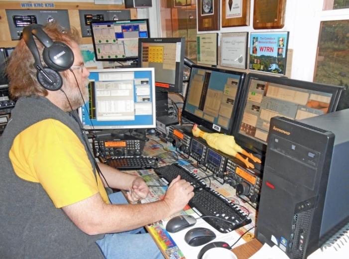 While the run radio is c alling CQ, operator tunes the other radio.