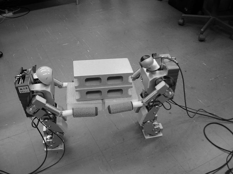 That is, the Master robot transmits data corresponding to each operation created in advance to the Slave robot; the two robots start a motion in the same direction simultaneously.