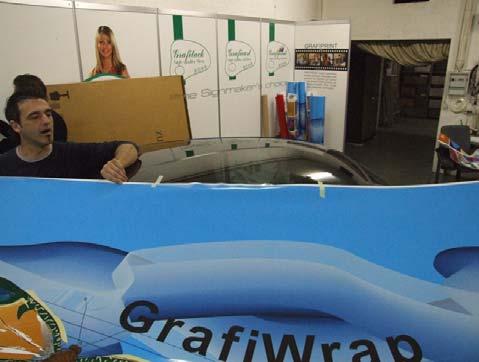 APPLICATION (GrafiWrap is ALWAYS applied dry) The print needs to be large enough to go beyond the seam towards which you are working. We take the Smart Car as an example.