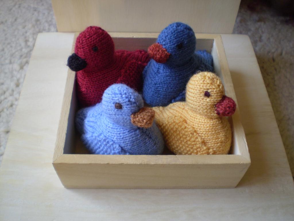 Frankie s Knitted Stuff Ducks These little knitted ducks measure 8cm / 3" from chest to tail when knitted in 4 ply and 13cm / 5" if double knitting is used.