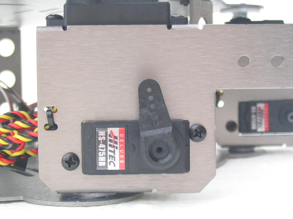 Place the servo arm on the vertical lift servo of the servo holder and rotate the servo counterclockwise until the servo stops
