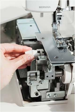 BERNINA L 450 / L 460 THREADING THREADING STEPS 1. Open the machine Note the accessory storage in looper door.