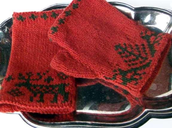 The wrist warmers fit both right and left hands, so if you wish you may knit up two if the same side if you want just the reindeer or birds- but I think one of each adds a touch of whimsy!