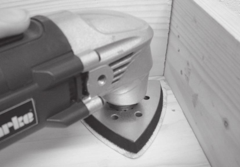 If sanding into corners, use the tip or corner of the sanding pad. NOTE: The sanding pad must be kept flat on the workpiece. Take care not to tilt the base and use the edge of the pad.