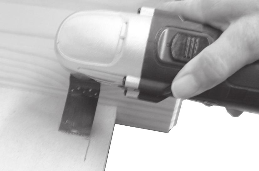 USING THE SCRAPER In scraping mode, the tool can be used to remove materials such as paint, sealant residues, adhesives, fabrics and vinyl from materials such as wood, plastic, metal and painted