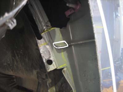 After bending fl ange of inner fender support straight, make the cuts go further to meet with