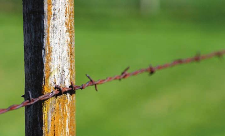 Fixing fence is something all livestock managers have to address. Whether it falls to the manager, the outfit s regular employees or a custom fencing crew, it must be done.