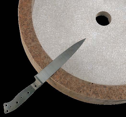 In addition, fine polishing is employed as an interim processing step after grinding high-quality mirror-finish knives.
