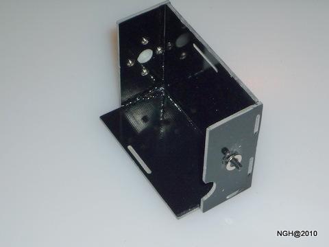 Insert the 3mm plastic screw in the right side of the camera tray just like in the picture below.