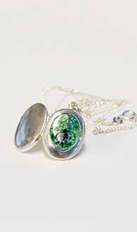 The locket measures 24 x 16mm with a 14 x 10mm* stone on an 18