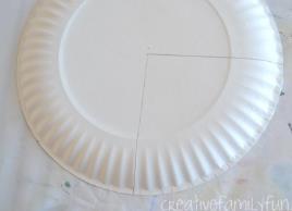 Find the center of the plate and cut a quarter of the plate out. 2.