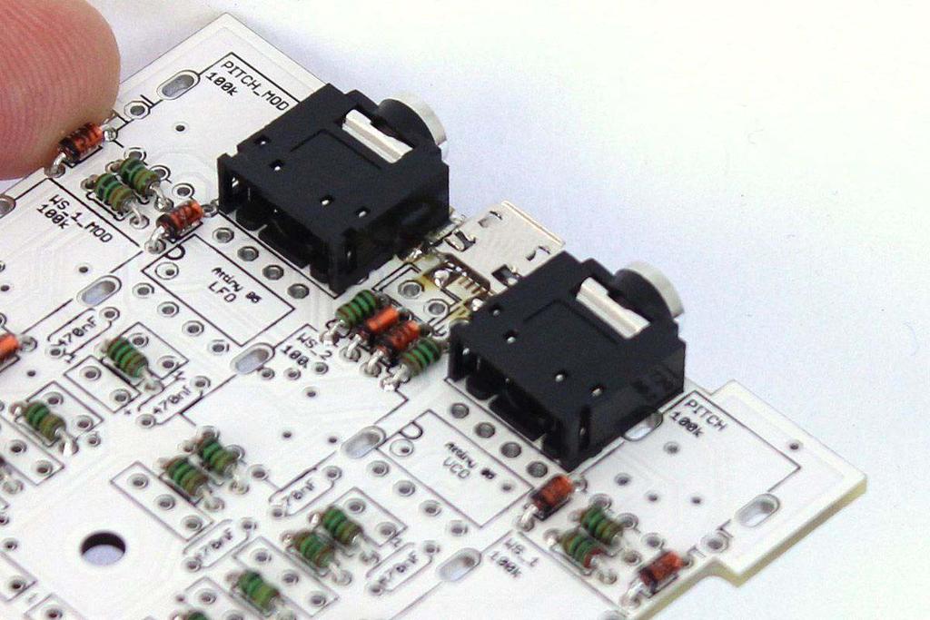 JACK CONNECTORS Add the 3,5mm jack connectors (2x).