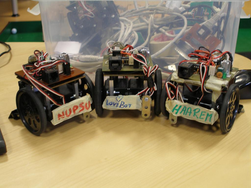 Joonis 4: Õpilaste poolt ristitud robotid ITK Sumorobotikoolituselt Nähes enda meeskonna sildiga robotit võitlemas tekkib osavõtjates võistlushasart, ning isegi passiivsemad