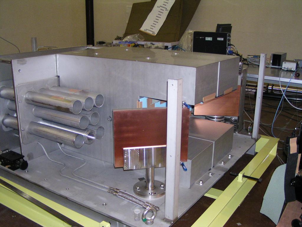 FT/3-1Ra Closure plate! Steering mirror! Internal shield! RF! RF! Waveguides! Focusing mirror! Fig.8. Photograph of the mock-up of QO equatorial launcher. 4.