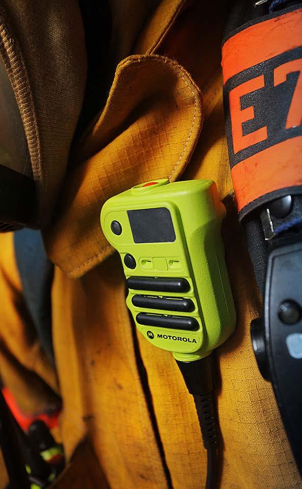 APX XE RSM THE RIGHT FIT AND FEEL FOR FIREFIGHTERS EXTREME ERGONOMIC DESIGN Asymmetrical form factor allows user to orient device without looking Protected PTT with strong tactile feedback Large