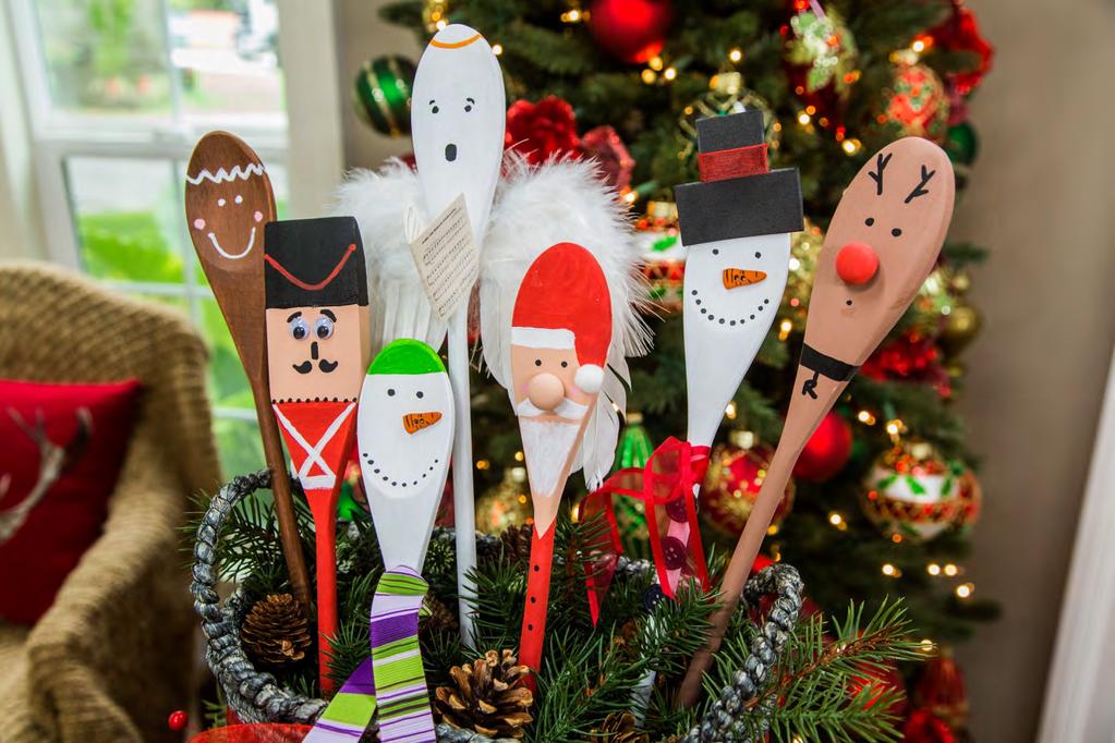 DIY Christmas Spoons Materials: Wood spoons (you can even use the square ones) Acrylic paint Acrylic paint pen in black Paint brush or sponge Small black buttons Small wooden mushroom buttons Plastic